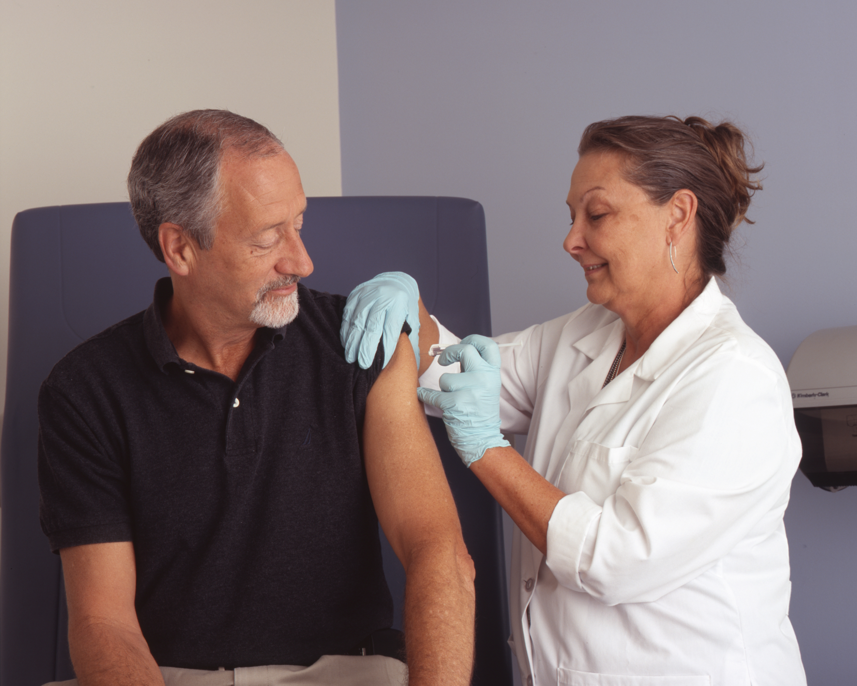 Nurse_administers_a_vaccine_(1)