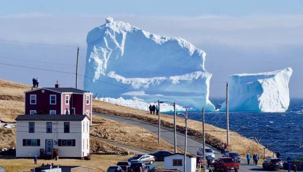 iceberg échoué au large de terre neuve au Canada